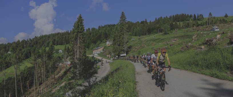 GF Sportful 2022 Dolomiti Race Feltre cima campo ciclisti